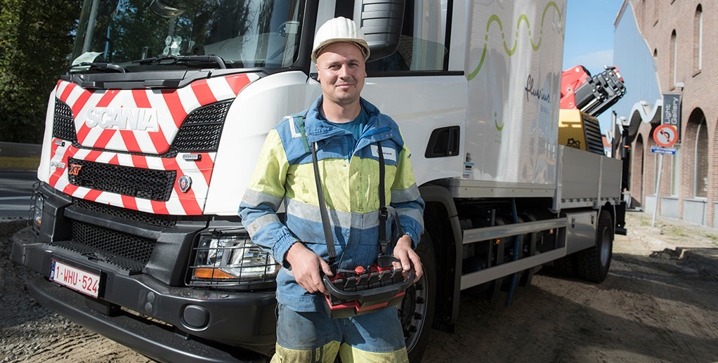 A Fluvius employee operates a crane truck