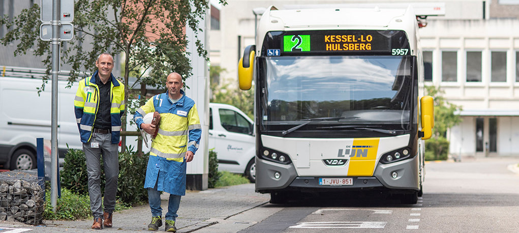 Employees in front of an electric bus