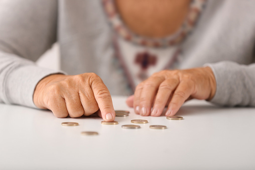 Vrouw telt geld op tafel