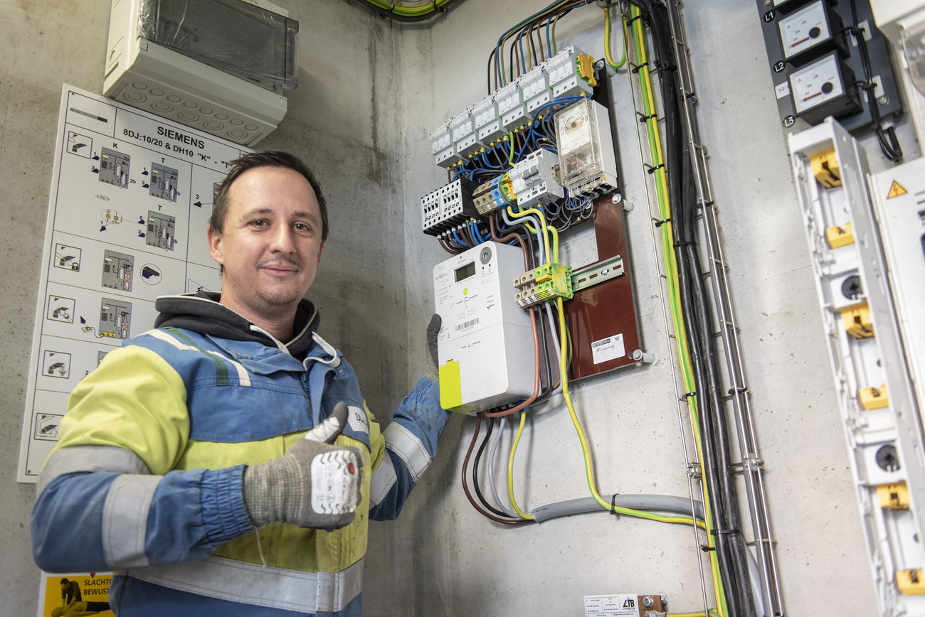 Fluvius technician installs a digital meter