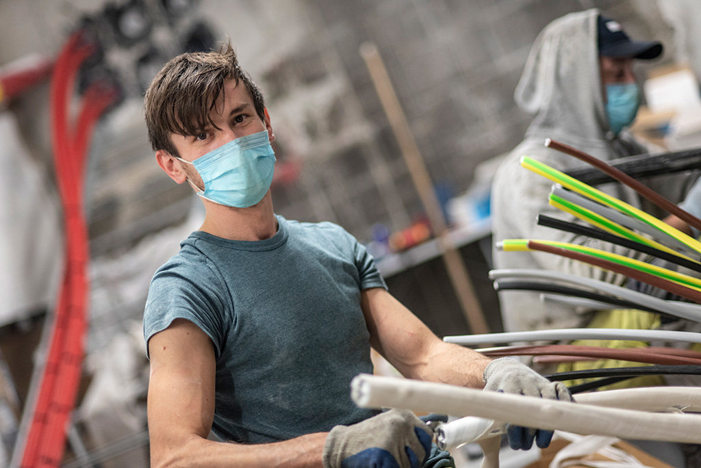 Ook tijdens corona staat veiligheid bij Fluvius voorop Fluvius-technicus met mondmaskers tijdens werken