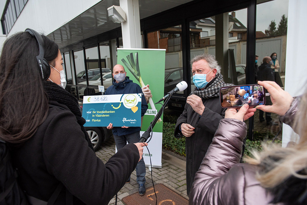 Overhandiging van een cheque van Fluvius aan De Voedselbanken