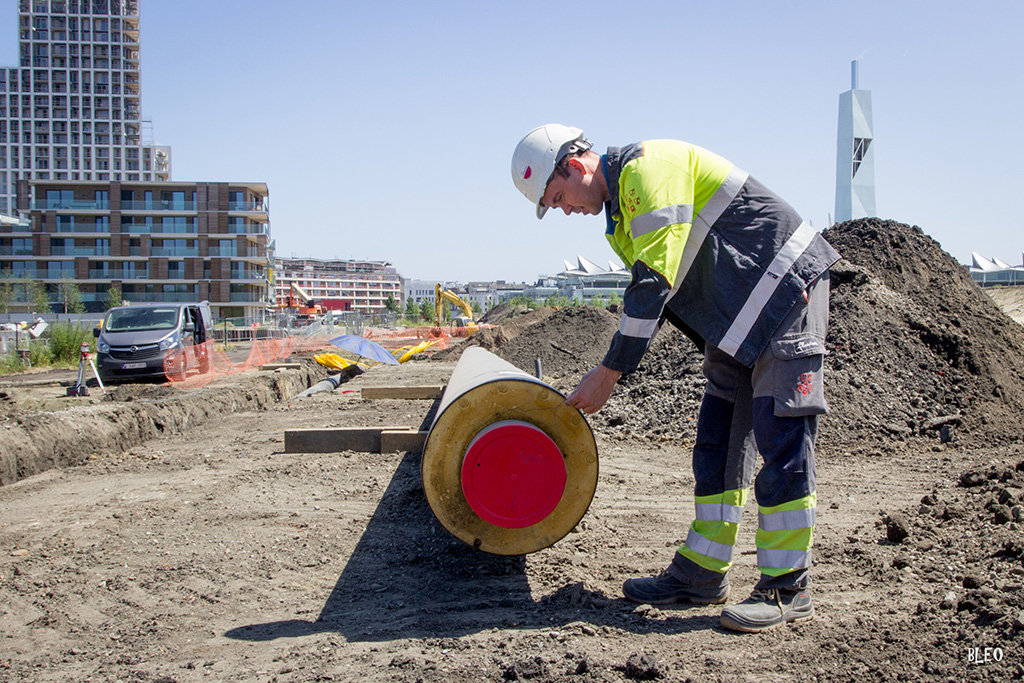 Technicus werkt aan een warmtenet