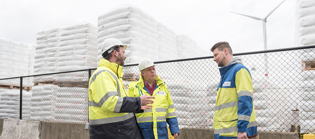 Medewerkers in overleg bij Katoen Natie