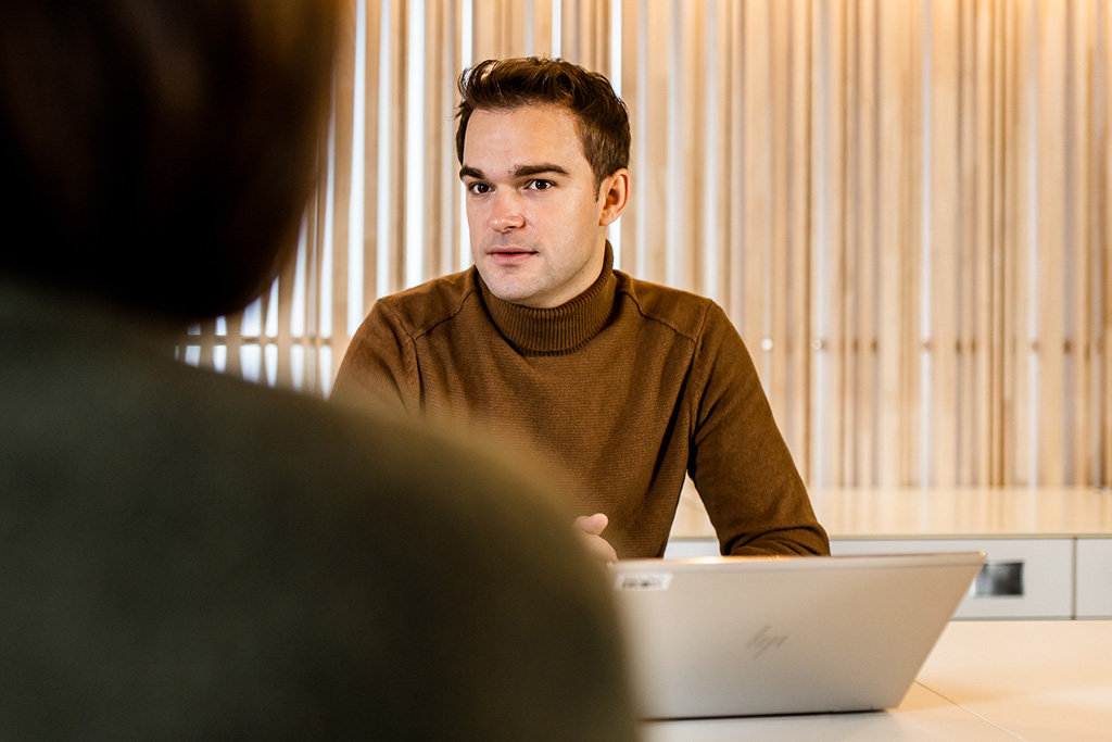 Even more dialogue with the customer An employee in dialogue with a customer