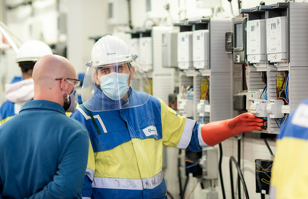 Dual learning at Fluvius Technician gets training at Fluvius