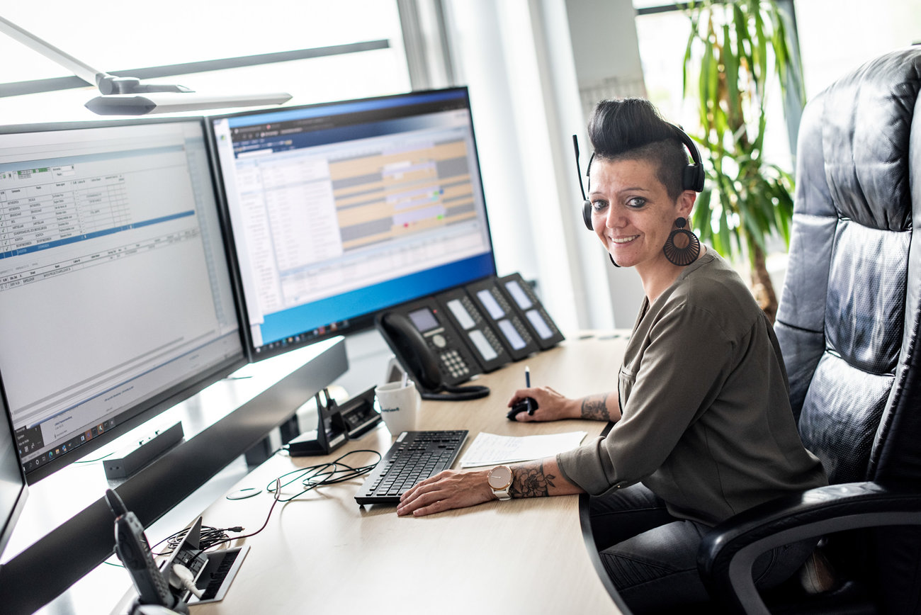 A Fluvius employee explains to a customer in a customer office