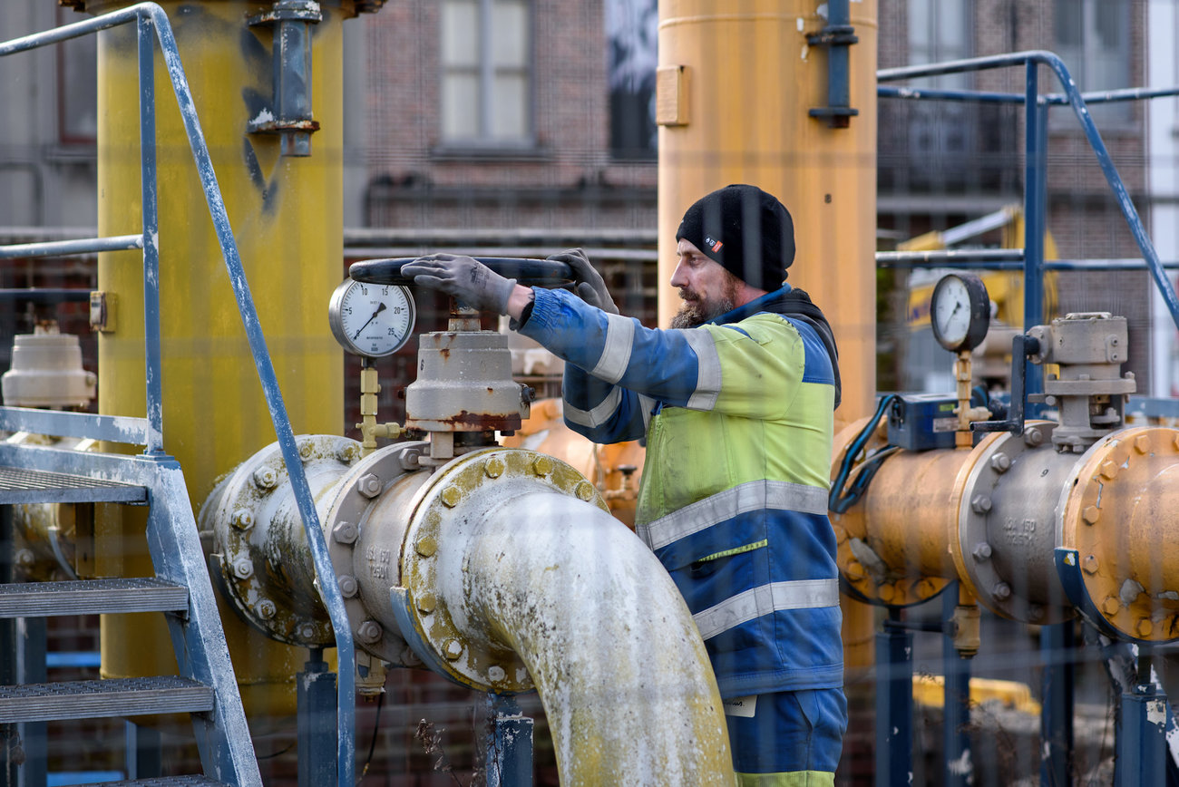 Medewerker draait een een gaskraan