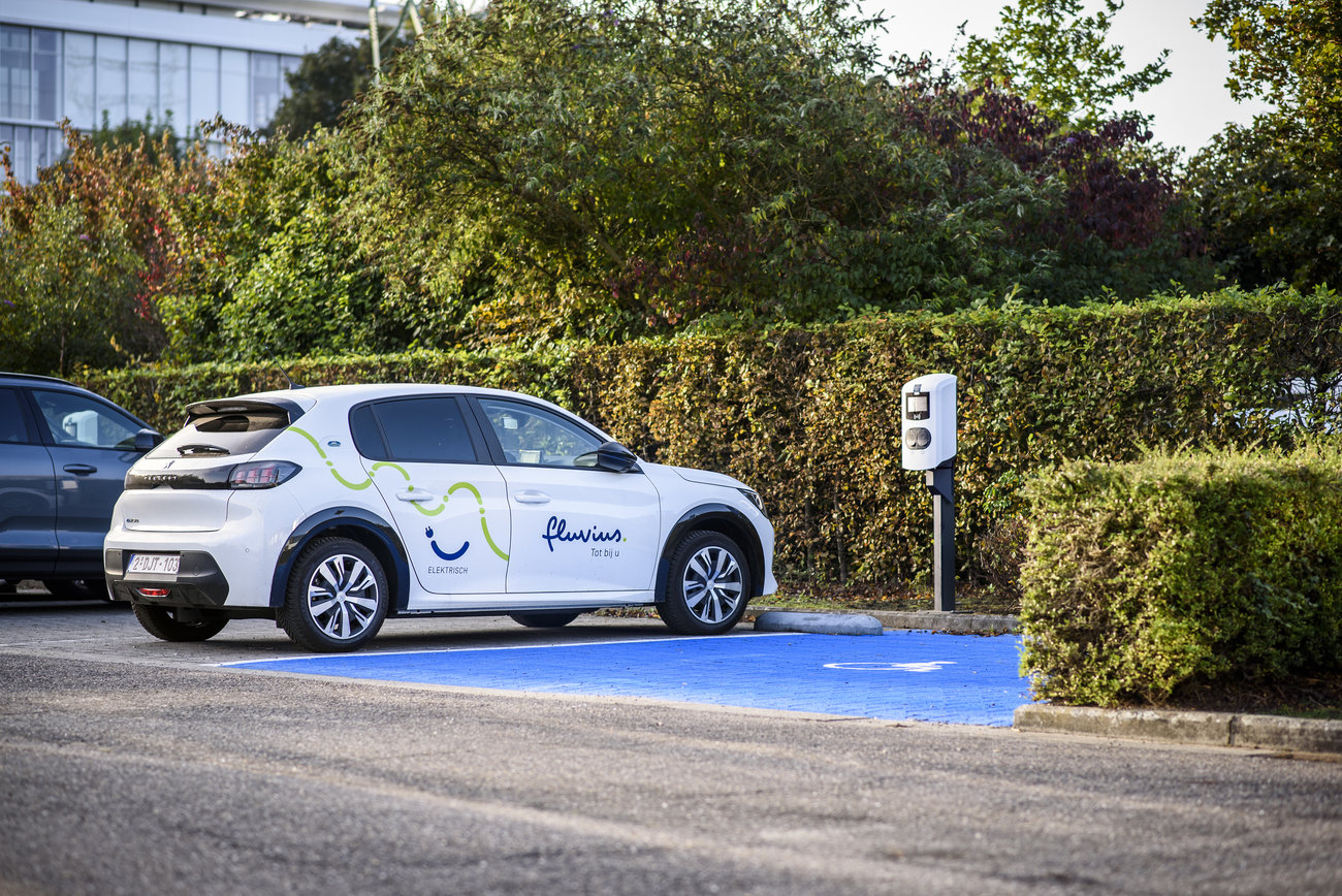 Elektrische auto van Fluvius bij een laadpaal